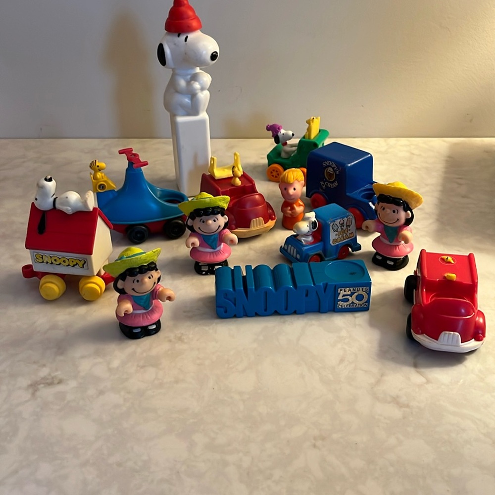 Vintage Peanuts Toy Lot. 13 piece lot Snoopy Snow Cone part, poor condition